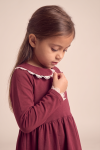 Estera burgundy dress – side view, close-up of the white lace collar