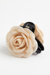 Girls' hair claw clip with a beige fabric rose on a black claw – packshot on a white background