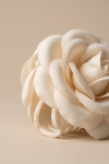 Beige rose claw clip – close-up of the fabric petals